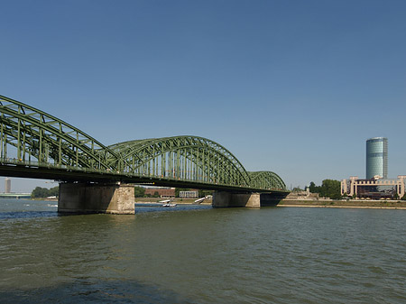 Hohenzollernbrücke reicht ans Kennedyufer Fotos