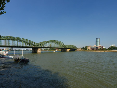 Hohenzollernbrücke reicht ans Kennedyufer Foto 