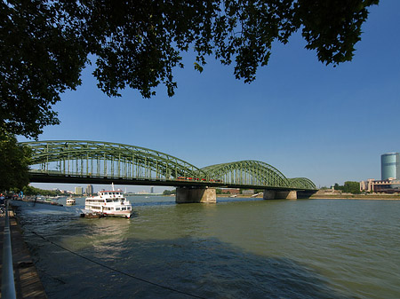 Hohenzollernbrücke reicht ans Kennedyufer Fotos