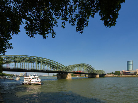 Fotos Hohenzollernbrücke reicht ans Kennedyufer