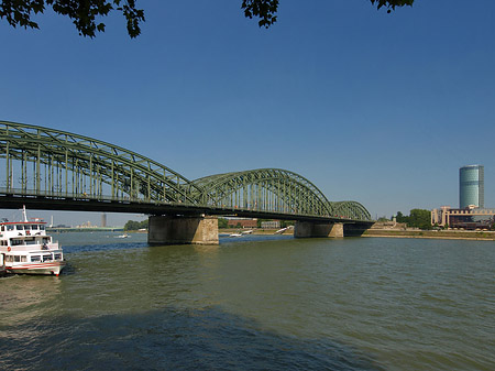 Fotos Hohenzollernbrücke reicht ans Kennedyufer