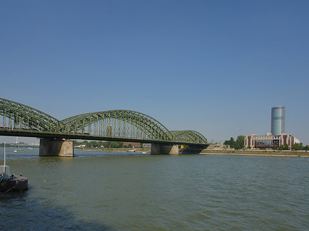 Fotos Hohenzollernbrücke reicht ans Kennedyufer