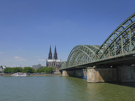 Hohenzollernbrücke am Kölner Dom Foto 