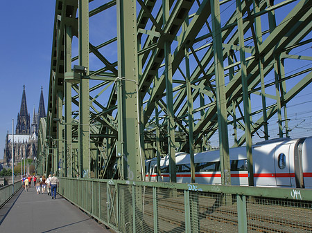 Hohenzollernbrücke beim Kölner Dom - Nordrhein-Westfalen (Köln)