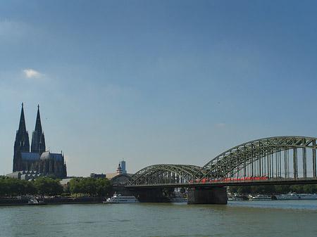 Hohenzollernbrücke neben Kölner Dom - Nordrhein-Westfalen (Köln)