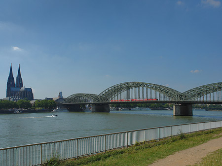 Hohenzollernbrücke neben Kölner Dom - Nordrhein-Westfalen (Köln)