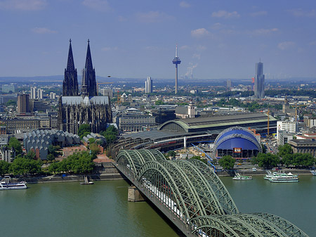 Hohenzollernbrücke und Kölner Dom aus der Ferne - Nordrhein-Westfalen (Köln)