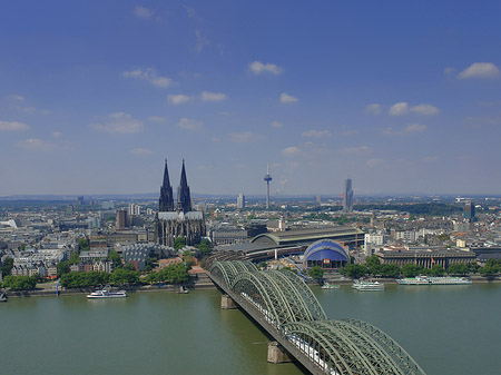 Fotos Hohenzollernbrücke und Kölner Dom aus der Ferne | Köln