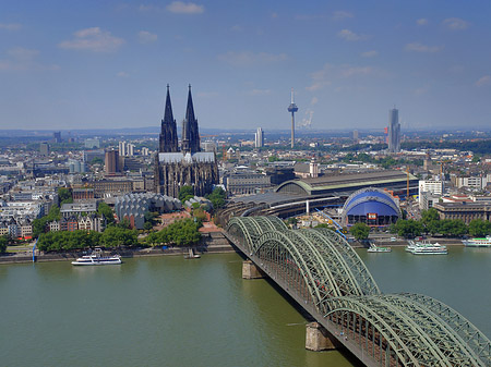 Hohenzollernbrücke und Kölner Dom aus der Ferne - Nordrhein-Westfalen (Köln)