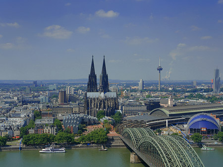 Foto Hohenzollernbrücke und Kölner Dom aus der Ferne - Köln