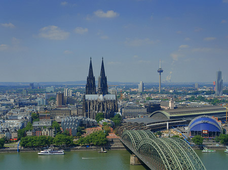 Hohenzollernbrücke und Kölner Dom aus der Ferne - Nordrhein-Westfalen (Köln)