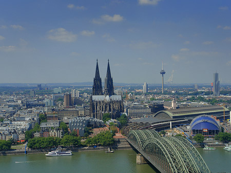 Fotos Hohenzollernbrücke und Kölner Dom aus der Ferne | Köln