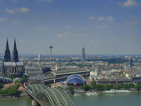 Foto Hohenzollernbrücke und Kölner Dom aus der Ferne - Köln