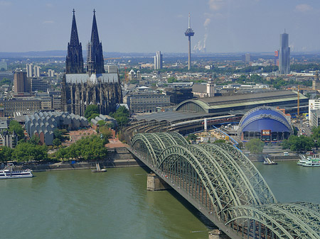 Hohenzollernbrücke und Kölner Dom aus der Ferne - Nordrhein-Westfalen (Köln)