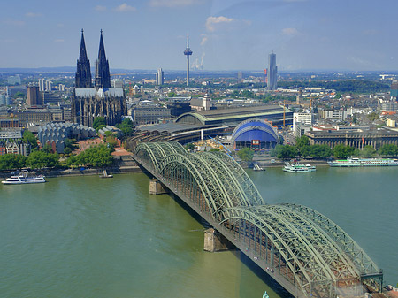 Fotos Hohenzollernbrücke und Kölner Dom aus der Ferne | Köln