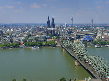 Hohenzollernbrücke und Kölner Dom aus der Ferne - Nordrhein-Westfalen (Köln)