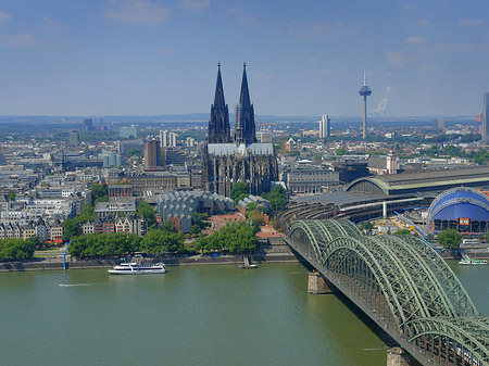 Hohenzollernbrücke und Kölner Dom aus der Ferne - Nordrhein-Westfalen (Köln)