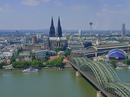 Hohenzollernbrücke und Kölner Dom aus der Ferne - Nordrhein-Westfalen (Köln)