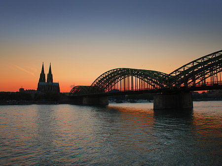 Kölner Dom hinter der Hohenzollernbrücke