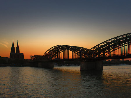 Kölner Dom hinter der Hohenzollernbrücke