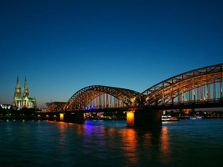 Foto Kölner Dom hinter der Hohenzollernbrücke