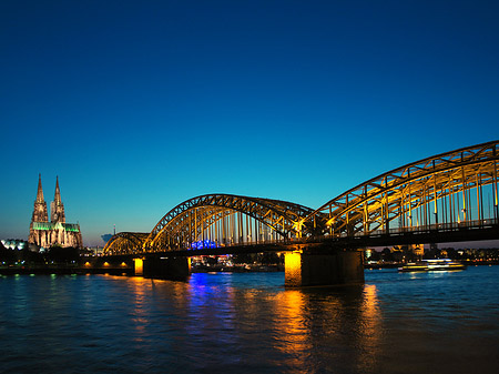 Foto Kölner Dom hinter der Hohenzollernbrücke