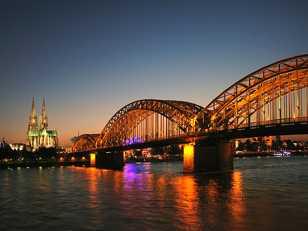 Kölner Dom hinter der Hohenzollernbrücke