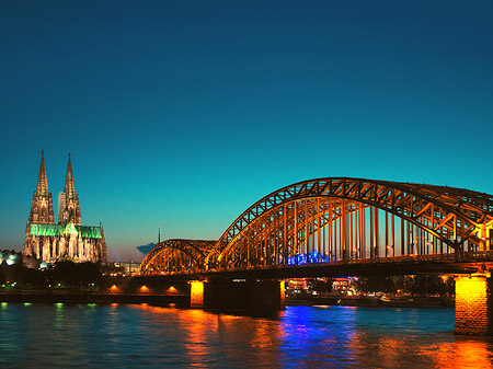 Kölner Dom hinter der Hohenzollernbrücke Fotos