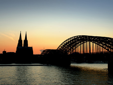 Foto Kölner Dom hinter der Hohenzollernbrücke