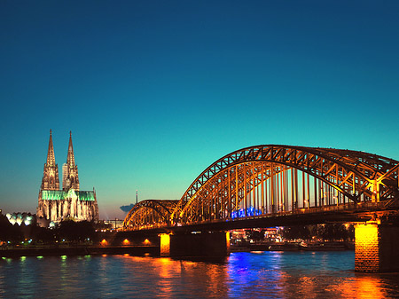 Kölner Dom hinter der Hohenzollernbrücke - Nordrhein-Westfalen (Köln)