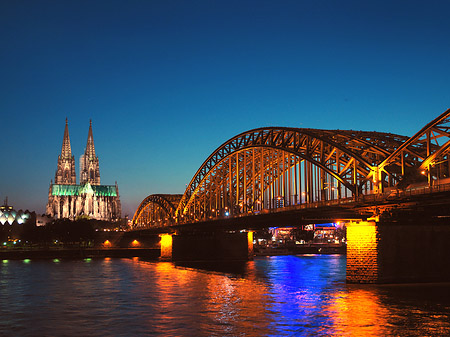 Kölner Dom hinter der Hohenzollernbrücke - Nordrhein-Westfalen (Köln)