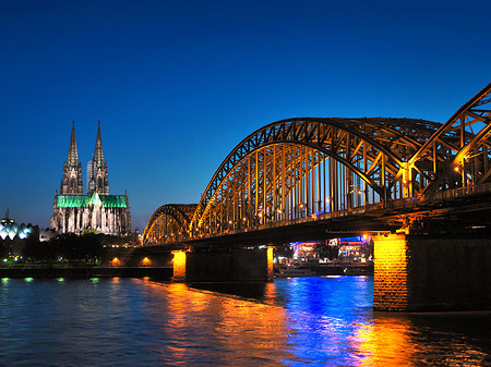 Kölner Dom hinter der Hohenzollernbrücke Foto 