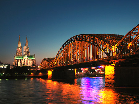 Kölner Dom hinter der Hohenzollernbrücke Foto 