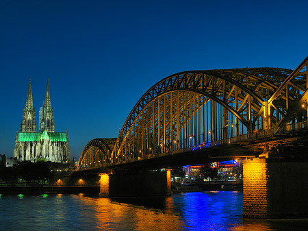 Fotos Kölner Dom hinter der Hohenzollernbrücke | Köln