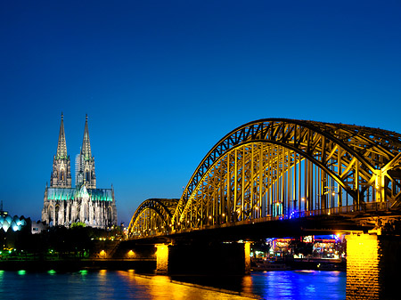 Foto Kölner Dom hinter der Hohenzollernbrücke - Köln