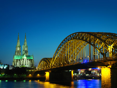 Foto Kölner Dom hinter der Hohenzollernbrücke