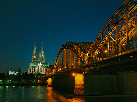 Foto Kölner Dom hinter der Hohenzollernbrücke