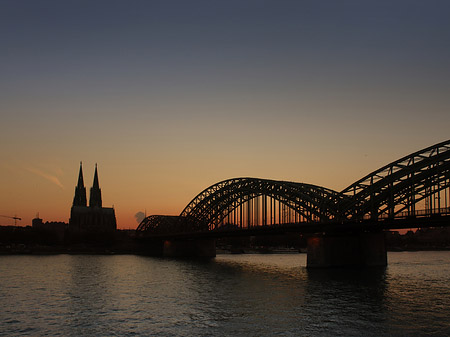 Fotos Kölner Dom hinter der Hohenzollernbrücke