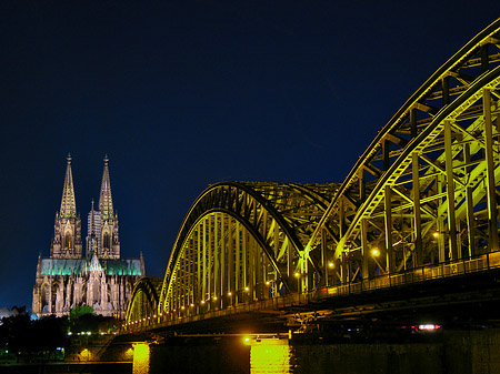 Foto Kölner Dom hinter der Hohenzollernbrücke - Köln