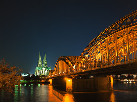 Kölner Dom hinter der Hohenzollernbrücke Foto 