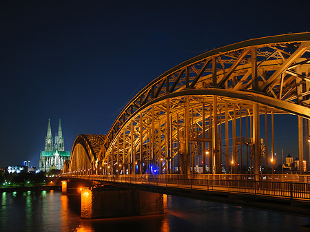 Foto Kölner Dom hinter der Hohenzollernbrücke