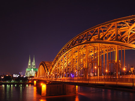 Fotos Kölner Dom hinter der Hohenzollernbrücke