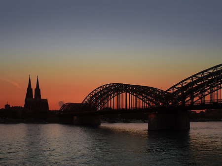 Foto Kölner Dom hinter der Hohenzollernbrücke - Köln