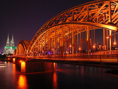 Kölner Dom hinter der Hohenzollernbrücke Foto 