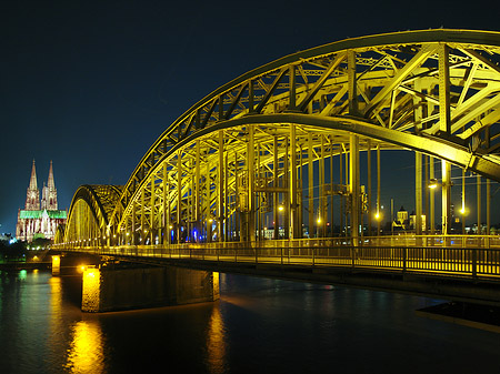 Foto Kölner Dom hinter der Hohenzollernbrücke