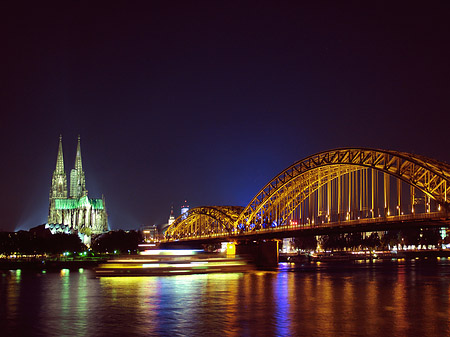 Kölner Dom hinter der Hohenzollernbrücke Foto 