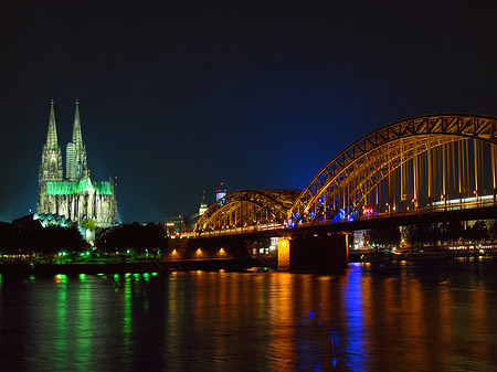 Fotos Kölner Dom hinter der Hohenzollernbrücke