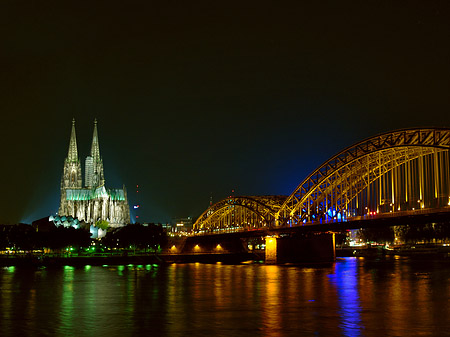 Foto Kölner Dom hinter der Hohenzollernbrücke - Köln