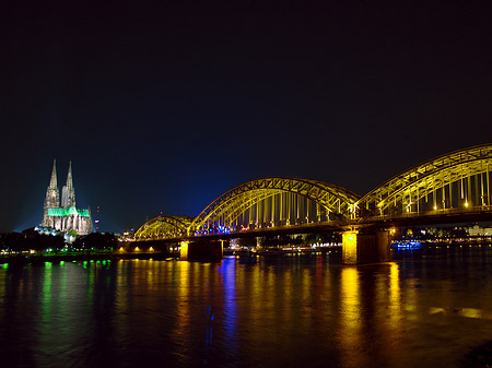 Fotos Kölner Dom hinter der Hohenzollernbrücke