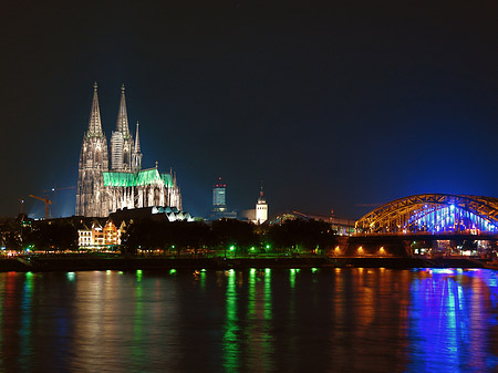 Foto Kölner Dom hinter der Hohenzollernbrücke - Köln